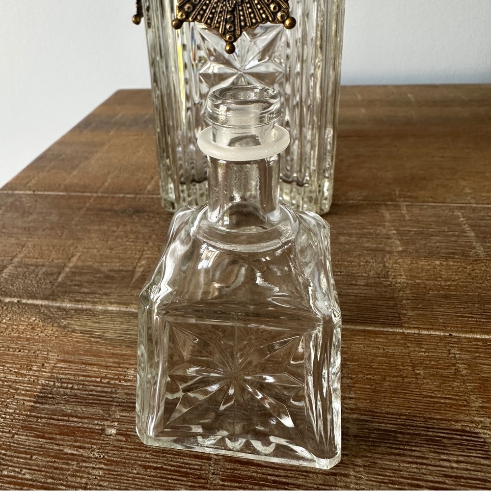 Vintage square cut-glass liquor decanter with a reversible metal medallions - Picture 7 of 7
